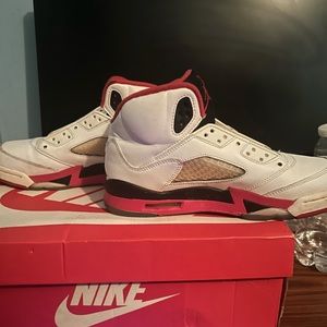COMES WITH LACES!!, MINORLY DAMAGED JORDAN 5 RETRO “FIRE RED” 2013